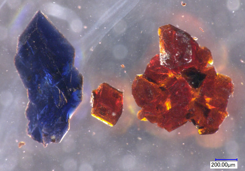 Can crystals be different colors?